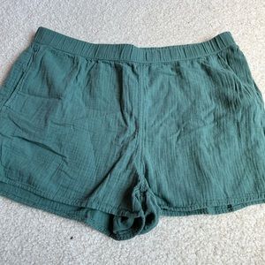 Universal thread shorts in a size xxl.